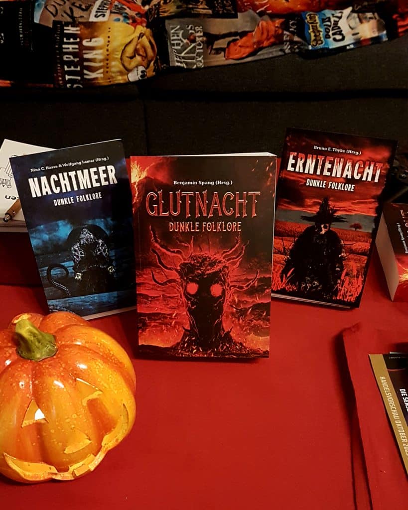 Nachtmeer, Glutnacht und Erntenacht nebeneinander. Alles Bücher in denen mehrere AutorInnen ihre Kurzgeschichten veröffentlicht haben.