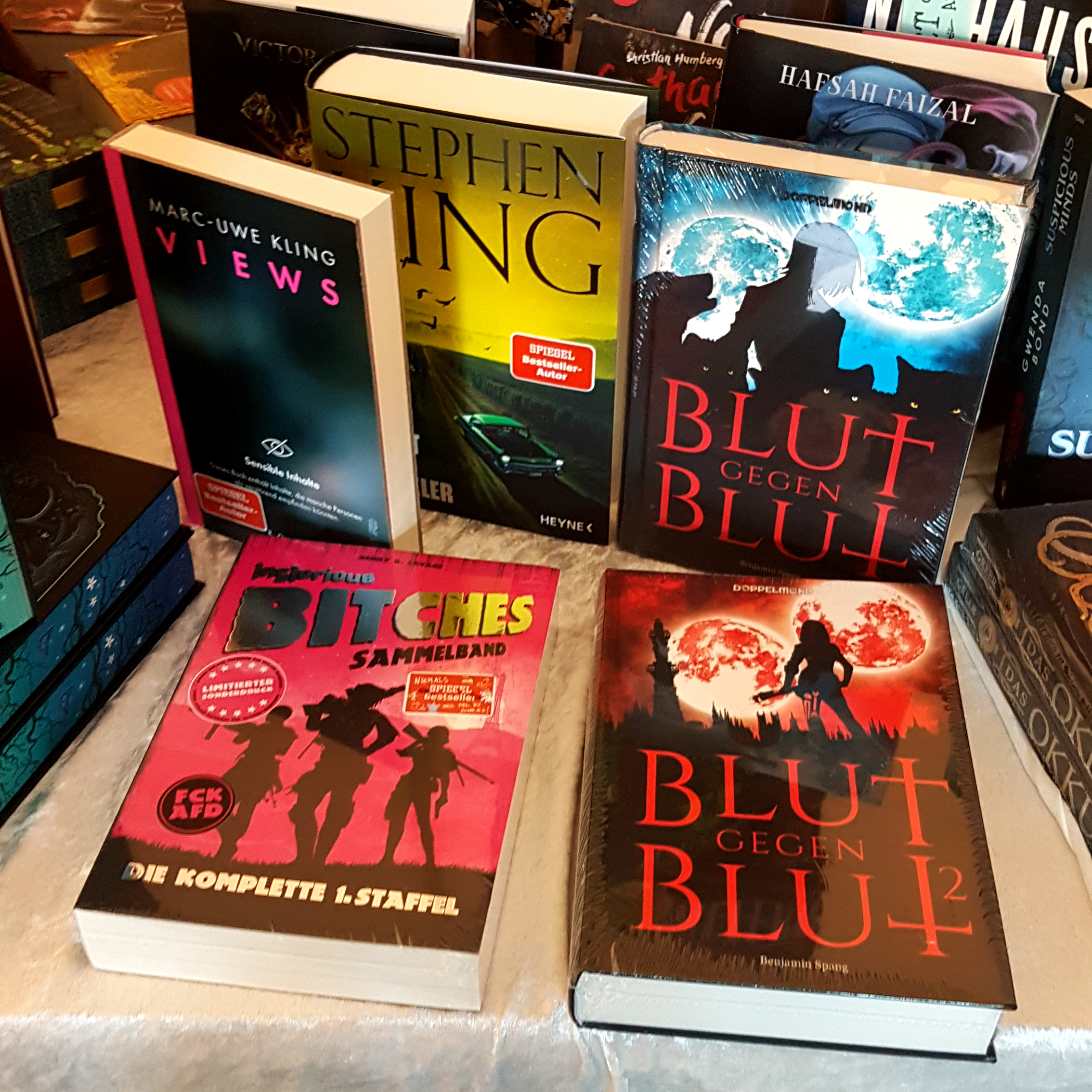 Die Romane von Benjamin Spang in der Buchhandlung "Drachenwinkel" im Saarland: "Blut gegen Blut" und "Inglorious Bitches".