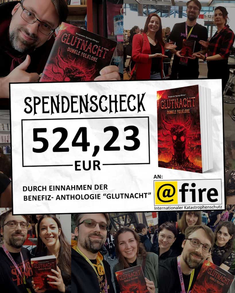 Foto: Ein Spendenscheck mit der Summe "524,23", dahinter Fotos von Benjamin Spang mit all den anderen Autor*innen der Anthologie Glutnacht.