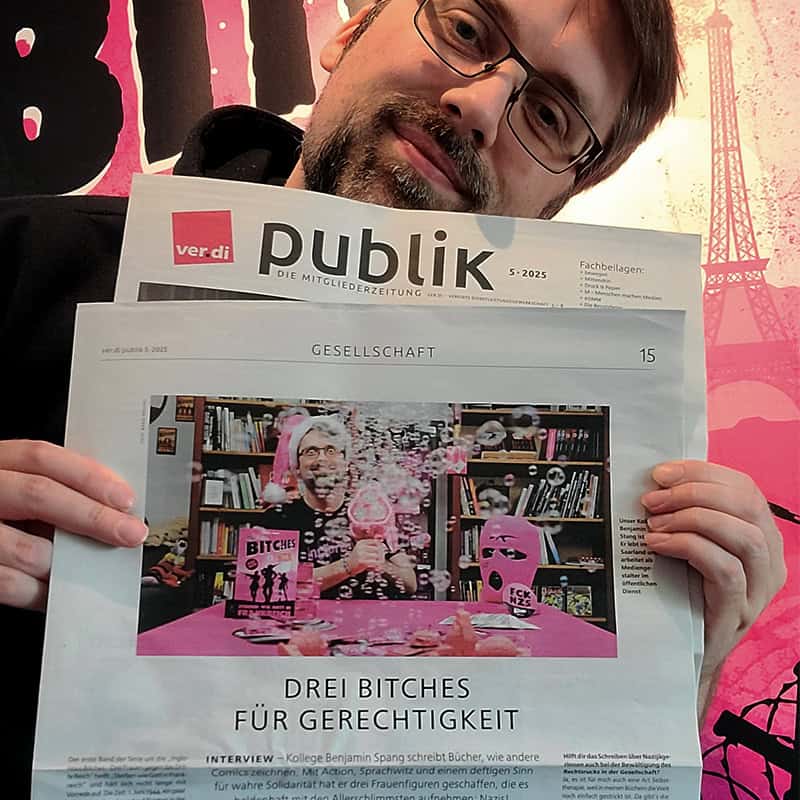 Foto: Autor Benjamin Spang mit dem Zeitungsartikel über seine Romanserie "Inglorious Bitches" in Ausgabe 5/2025 von Verdi Publik.